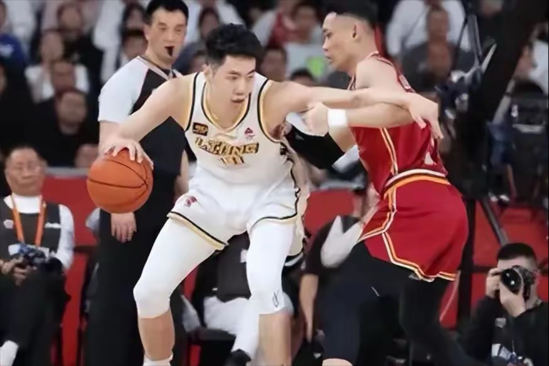 爱游戏体育-关于CBA常规赛赛前走向成谜；多特蒙德主帅复盘；质疑声仍在；阵容厚度经受考验的信息-爱游戏体育